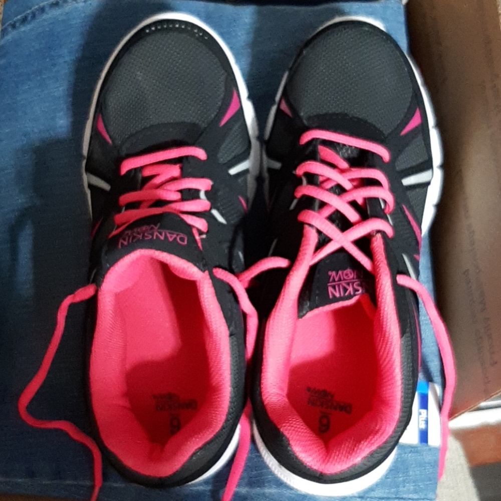 Ladies tennis shoes NWOT